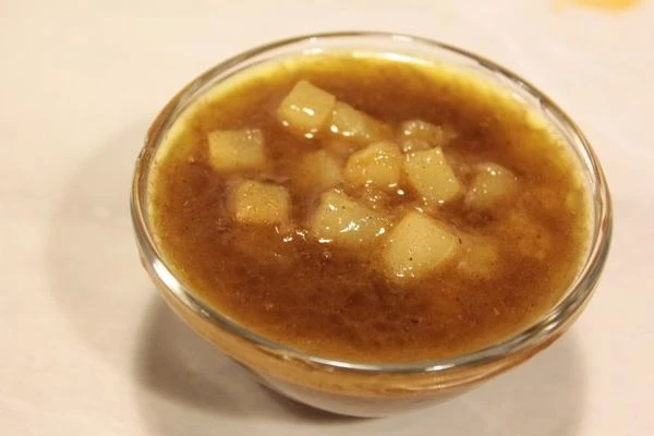 Приготовьте чатни из груши  в соответствии с указанным рецептом.