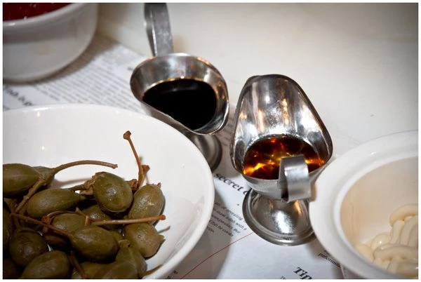 Переходим к заправке тар-тара. Добавляем небольшое количество соевого соуса (для того чтобы подчеркнуть вкус нашего блюда), а также коньяк, майонез и перец. Тщательно перемешиваем и пробуем