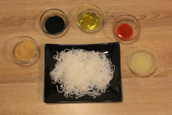 Спагетти ширатаки освободите от упаковки, слейте рассол. Опустите в кипящую воду на 2 минуты, слейте.