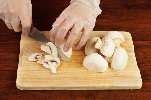 Шампиньоны нарезать ломтиками.