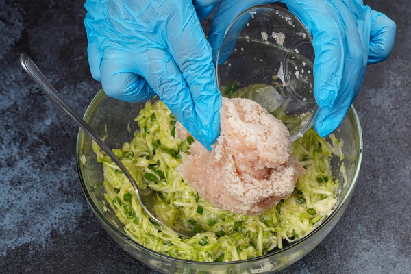 В конце добавить фарш и еще раз перемешать, до однородной массы.