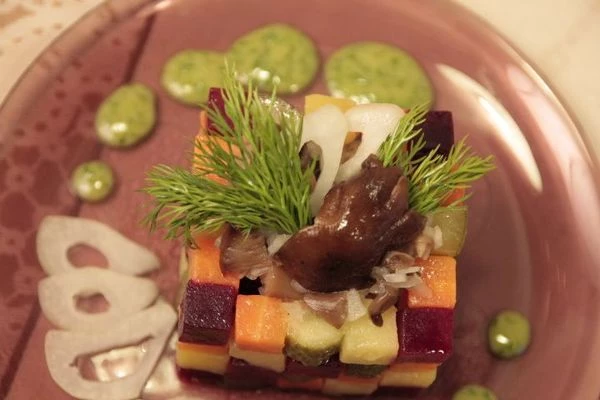 Оставшиеся овощи перемешать, заправить, выложить на половину в центр нашего "кубика", сверху выложить нарезанные грибы с луком. Украсить зеленью и заправкой по кругу.