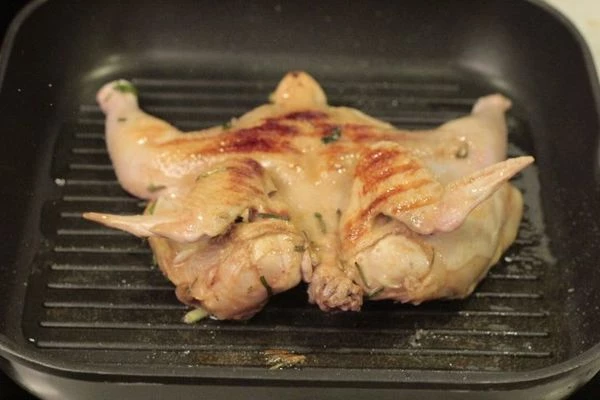  Положить на разогретую с оливковым маслом сковороду, сверху придавить прессом. Жарить по 20-25 минут с каждой стороны.