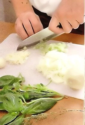 Если креветки или рыба заморожены, разморозьте их заранее на верхней полке холодильника в дуршлаге, установленном в миске. Креветки очистите от панцирей, оставив хвостики. Удалите темную кишечную вену. Рыбу нарежьте небольшими кусочками.