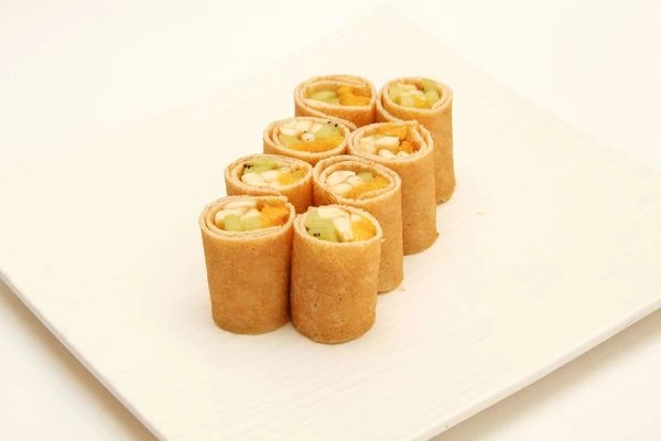 Выложить получившиеся блинные роллы на тарелку