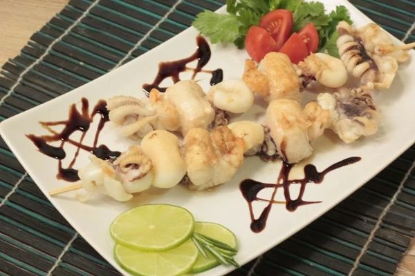 Украсить соусом, лаймом и свежими овощами.