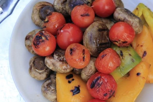 Овощи нарежьте крупными кусочками, сбрызните оливковым маслом, посолите, поперчите (баклажан посыпьте солью, оставьте на 10 минут, потом отожмите лишний сок). Обжарьте на решетке до золотистого цвета.