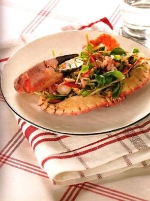 Краб, фаршированный креветочным коктейлем