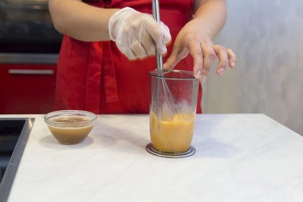 В мерный стакан разбить яйца. Влить соус, хорошо размешать, процедить через сито. В яичную смесь добавить масло, еще раз хорошо перемешать.