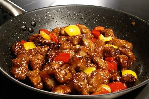 Овощи должны быть слегка хрустящими, кусочки мяса красивыми, золотистыми.