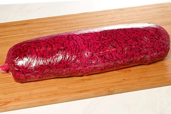 Получившийся рулет положить в холодильник на 15-20 минут.