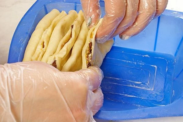 Выложить в смазанную форму прямоугольники, чередуя - сгибом вверх, затем сгибом внутрь.