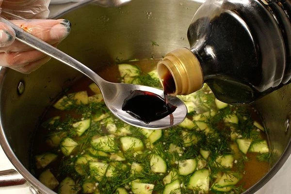 Затем в бульон добавить нарезанные ломтиками огурцы и веточки укропа, довести до вкуса соевым соусом и пастой табаджан