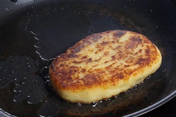 Обжарить на разогретой с оливковым маслом сковороде до румяной корочки с 2 сторон.