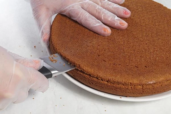 Остудить корж и разрезать аккуратно ножом на 4 части.