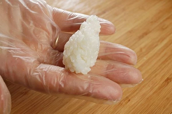 Слепить колобок из риса.