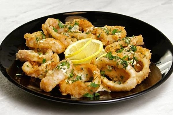 Подать с лимоном и соусом.