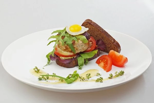 Украсить жареным перепелиным  яйцом и свежими овощами.