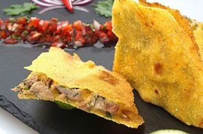 Кесадилья с индейкой и томатной сальсой