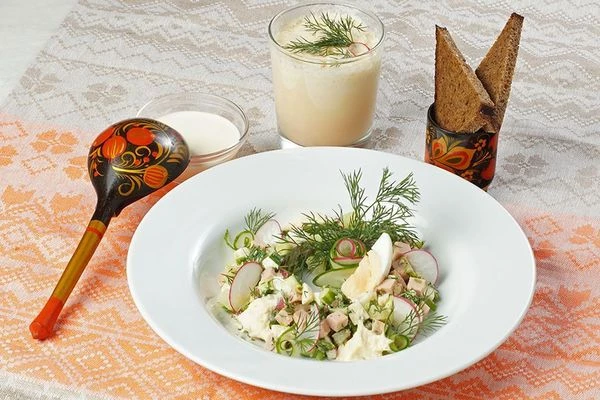 Заправку хорошо перемешать и подать к окрошке.