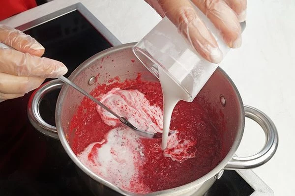 Влить кокосовое молоко и еще раз пробить блендером.