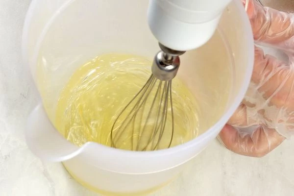 Пока шарлотка готовится, взбить миксером белки до пены.