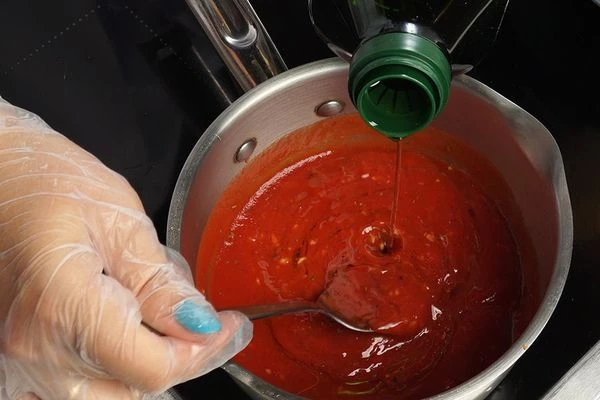  Добавить к соусу оливковое масло (50 г) и прогреть до растворения сахара.