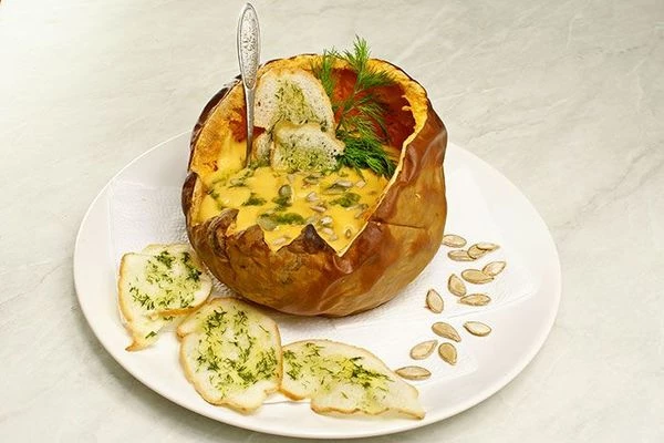 Можно подать суп в подпеченной тыкве, оформив подсушенными семечками и гренками.