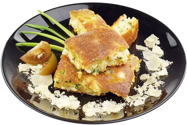 Готовый пирог нарезать на порционные кусочки подать теплым.