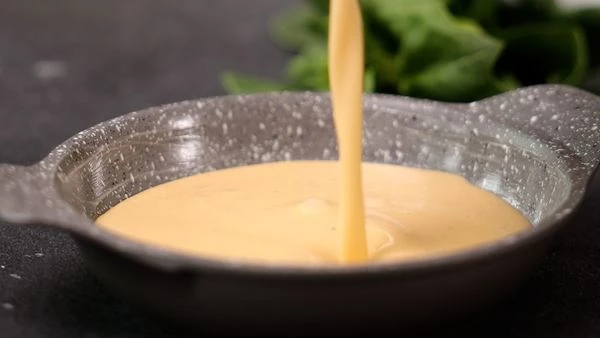 Вылить яичную смесь в порционную сковороду и убрать в духовку на 12 минут при температуре 180 градусов. 