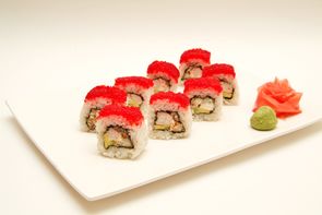 Ролл с угрем и тобико