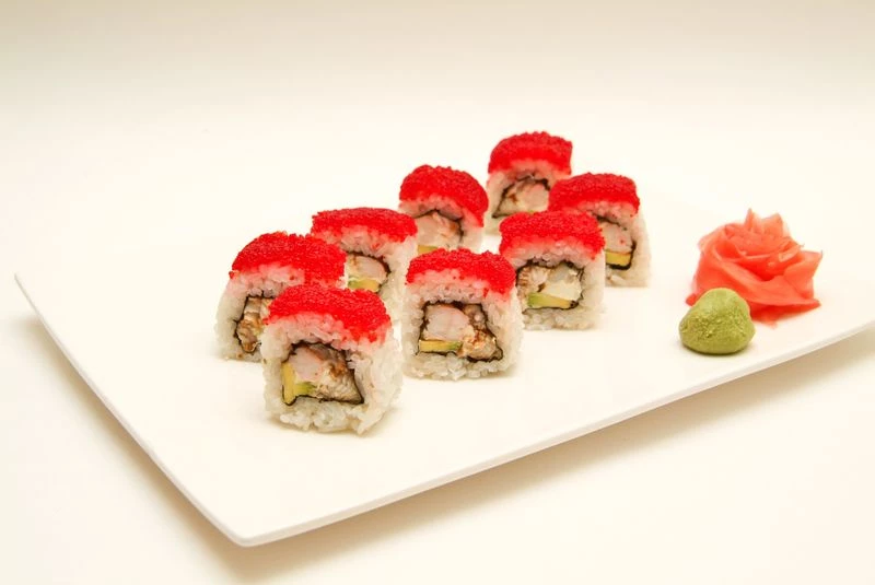 Ролл с угрем и тобико