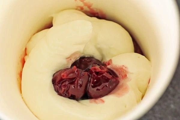 В центр выложить подготовленную вишню.