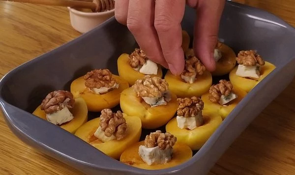 Затем выложить очищенные орехи.