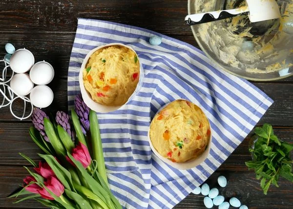 Разложить тесто по формам. Поставить на решетку духовки. Дать подойти. Примерно до края формы.