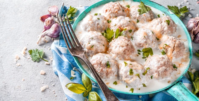Фрикадельки из горбуши в сливочном соусе