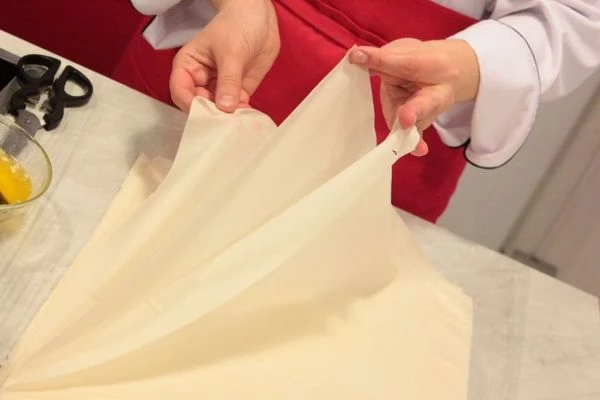 Тесто Фило разморозить при комнатной температуре за 2 часа до приготовления, не вскрывая упаковку. Затем аккуратно разобрать на отдельные листы.