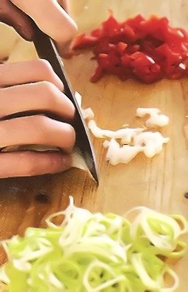 Морской коктейль разморозьте заранее на верхней полке холодильника в дуршлаге, установленном в миске. Затем тщательно обсушите. Лук и чеснок измельчите. Порей нарежьте тонкими кольцами, промойте и обсушите. Перец нарежьте небольшими кубиками, удалив сердцевину. Обжарьте овощи на среднем огне в 1 ст. л. разогретого масла, 7 мин.