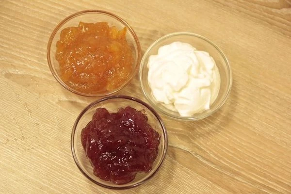 Яйцо взбить с солью. Всыпать муку пшеничную и черемуховую, сахар, хорошо перемешать.