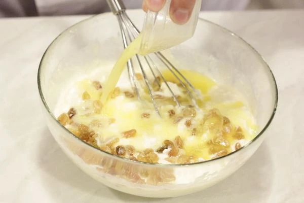 Яйцо взбить с сахаром (50 г), затем смешать с творогом, сметаной, молоком (по необходимости, если густой творог), сливочным маслом и изюмом.