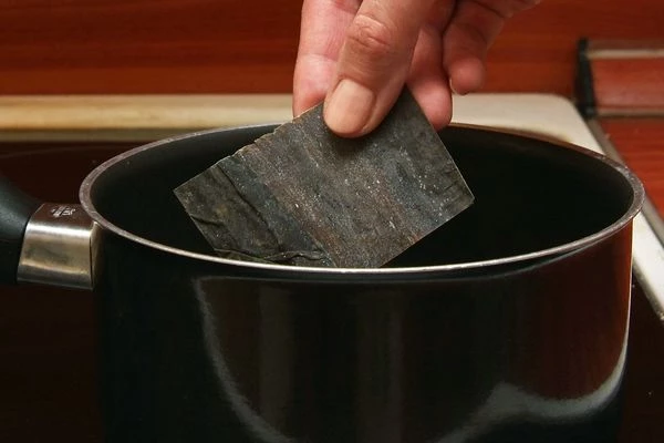 Приготовить  бульон даши из хлопьев тунца и водорослей комбу, так же можно добавить в бульон грибы шиитаки, предварительно замоченные в воде.