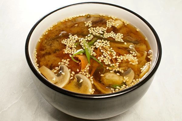 Украсить соломкой из моркови и лука по желанию. Посыпать семечками кунжута.