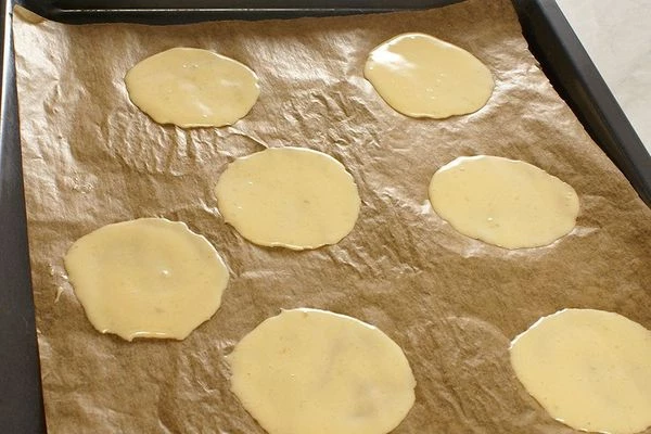 Поставить противень в разогретую до 200С духовку. Выпекать до золотистого цвета.