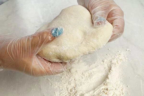 Колобок теста обваляйте в муке.