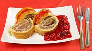 Рулет из оленины с клюквенным соусом