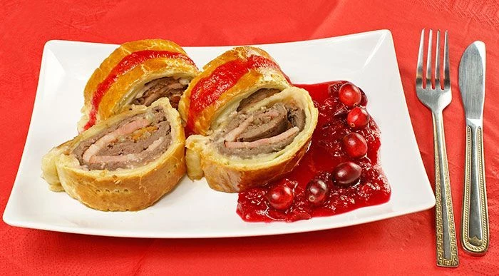 Рулет из оленины с клюквенным соусом