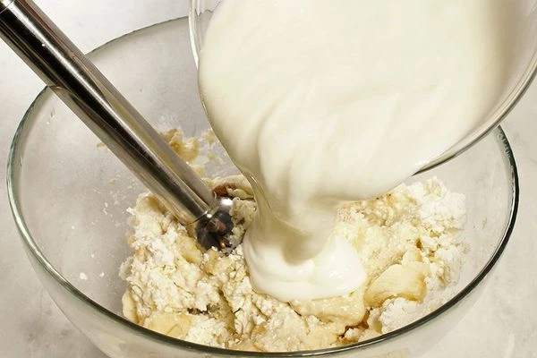 Затем добавить густую сметану.