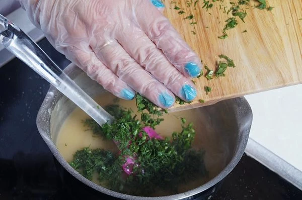 В конце добавить мелко нарезанную зелень, снять с огня.