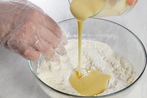 Приготовить мастику для украшения: смешать сгущенку, сахарную пудру и сухое молоко.