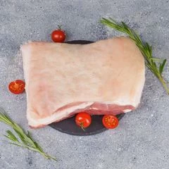 Грудинка свиная бескостная охлажденная  на шкуре ~850г